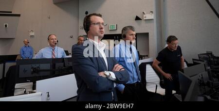 Cape Canaveral, Vereinigte Staaten von Amerika. 30 Mai 2020. Stephen Koerner, Direktor der Flight Operations Direktion im Johnson Space Center, Norm Knight, stellvertretender Direktor der Flight Operations im Johnson Space Center, Steve Stich, stellvertretender Manager des Commercial Crew Program, Und Hans Koenigsmann, Vice President für Bau und Flugsicherheit bei SpaceX, überwacht den Start einer SpaceX Falcon 9 Rakete, die das Raumschiff Crew Dragon von der Missionskontrolle im Kennedy Space Center trägt 30. Mai 2020 Cape Canaveral, Florida. Die Raumsonde trug die Astronauten Douglas Hurley und Robert Behnken hinein Stockfoto