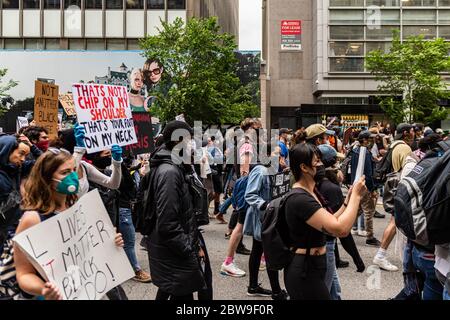 Tausende marschieren durch die Innenstadt von Toronto und rufen nach dem Tod von Regis Korchinski-Paquet, einer jungen schwarzen Frau, die von ihrem Balkon gefallen ist, zur Gerechtigkeit auf. Stockfoto