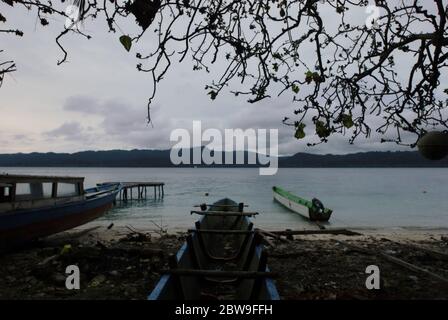 Strandlandschaft an einem bewölkten Nachmittag in einem Fischerdorf auf Saonek Island, Raja Ampat Archipel, West Papua, Indonesien. Stockfoto