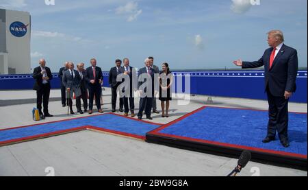 In diesem Foto, das von der National Aeronautics and Space Administration (NASA) veröffentlicht wurde, gratuliert US-Präsident Donald J. Trump NASA-Administrator Jim Bridenstine, Hand auf Brust, Im Operations Support Building II nach dem Start einer SpaceX Falcon 9 Rakete, die das Raumschiff Crew Dragon auf der NASA-Mission SpaceX Demo-2 mit den NASA-Astronauten Robert Behnken und Douglas Hurley an Bord trägt, Samstag, 30. Mai 2020, im Kennedy Space Center der NASA in Florida. Die NASA SpaceX Demo-2 Mission ist der erste Start mit Astronauten der Raumsonde SpaceX Crew Dragon und Falcon 9 Rock Stockfoto