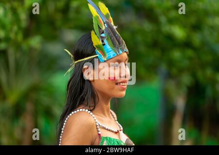 Riberenos Mädchen in traditionellen festlichen Gewand trifft Besucher mit Musik und Tanz im peruanischen Amazonas Stockfoto