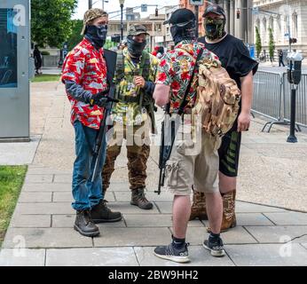 Louisville, Usa. Mai 2020. Bewaffnete Demonstranten warten auf dem Gebiet der Randalierer am Freitag Abend am 30. Mai 2020 in Louisville, Kentucky. (Kredit: Steven Bullock / Der Fotozugang) Kredit: Der Fotozugang/Alamy Live News Stockfoto