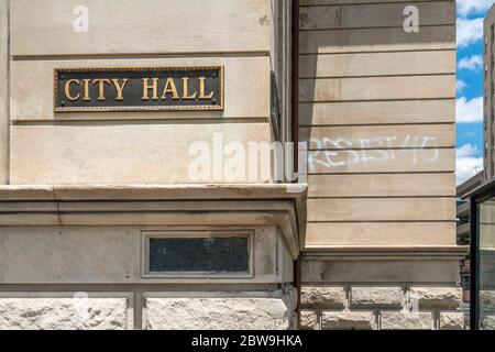 Louisville, Usa. Mai 2020. City Hall auf der 6. Und Jefferson Street im Bereich der Freitagabende am 30. Mai 2020 in Louisville, Kentucky. (Kredit: Steven Bullock / Der Fotozugang) Kredit: Der Fotozugang/Alamy Live News Stockfoto