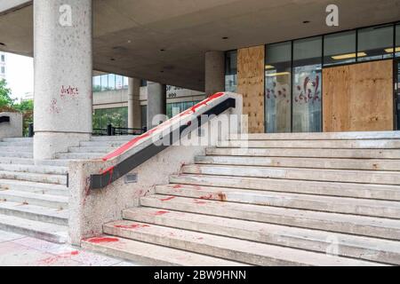 Louisville, Usa. Mai 2020. Hall of Justice mit Graffiti im roten Blutstil am 30. Mai 2020 in Louisville, Kentucky. (Kredit: Steven Bullock / Der Fotozugang) Kredit: Der Fotozugang/Alamy Live News Stockfoto