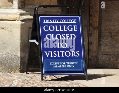 Cambridge, Großbritannien. Mai 2020. Ein Blick auf ein Schild, das die Öffentlichkeit über die Schließung des Trinity College in Cambridge informiert.die Cambridge University hat angekündigt, dass es im Laufe des nächsten akademischen Jahres 2020/2021 aufgrund von COVID-19 keine persönlichen Vorlesungen geben wird. Die weltberühmte Universität ist derzeit geschlossen, wie alle Universitäten in ganz Großbritannien, die im März Studenten nach Hause geschickt und Vorlesungen, Klassen, Prüfungen und Abschlussfeiern online verlegt haben. Quelle: SOPA Images Limited/Alamy Live News Stockfoto