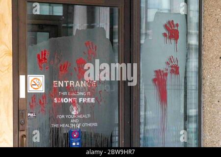 Louisville, Usa. Mai 2020. Rotes Blut wie Graffiti auf der Louisville Jefferson County Hall of Justice am 30. Mai 2020 in Louisville, Kentucky. (Kredit: Steven Bullock / Der Fotozugang) Kredit: Der Fotozugang/Alamy Live News Stockfoto