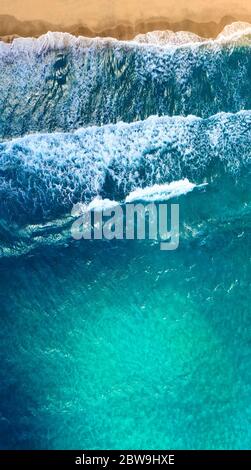 USA, Florida, Delray Beach, Blick von oben auf Meereswellen und Sand Stockfoto