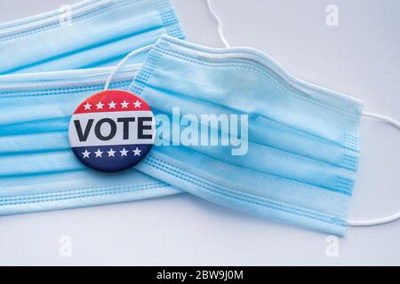 American Vote-Taste auf chirurgischen Masken Stockfoto