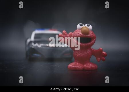 Elmo wird von einem Polizeiauto angehalten Stockfoto