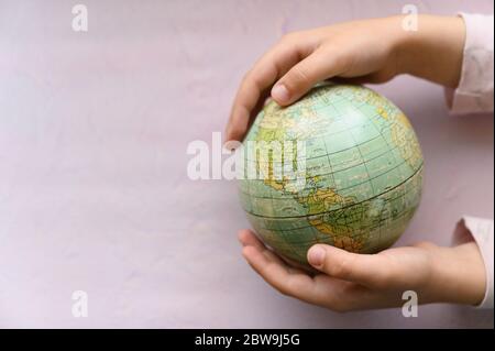 Nahaufnahme von Mädchen (6-7) Hände halten Globus Stockfoto