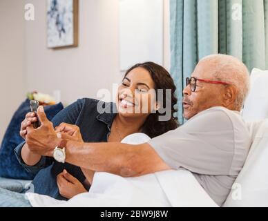 Vater und Tochter machen Selfie im Pflegeheim Stockfoto