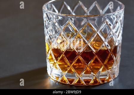 Whiskey im Becher Stockfoto