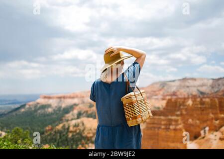 USA, Utah, Bryce Canyon, Frau im Hut beim Blick auf den Canyon Stockfoto