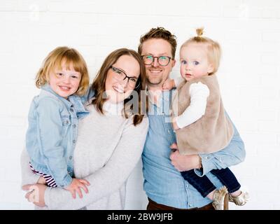 Familienporträt mit Töchtern (2-3, 6-7) Stockfoto