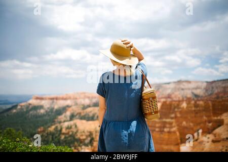 USA, Utah, Bryce Canyon, Frau im Hut beim Blick auf den Canyon Stockfoto