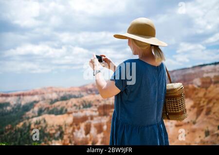 USA, Utah, Bryce Canyon, Frau fotografiert Canyon mit Smartphone Stockfoto