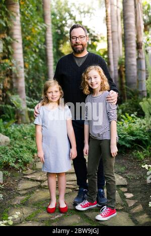 USA, Kalifornien, Orange County, Porträt des Vaters mit Töchtern (8-9, 12-13) Stockfoto