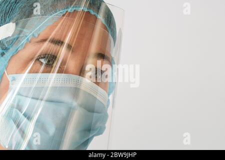 Krankenschwester in Maske und Gesichtsschutz Stockfoto