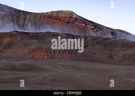 Dampfboden auf der Deception Island in der Antarktis. Aktiver Vulkan mit warmem Boden. Stockfoto