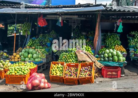 Frische Obststände am Straßenrand in Kandy in Sri Lanka. Sie verkaufen verschiedene Melonen und grüne Früchte. Stockfoto