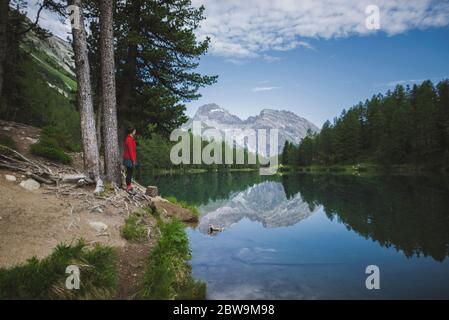 Schweiz, Bravuogn, Palpuognasee, Junge Frau auf der Bank nearÂ PalpuognaseeÂ See in den Schweizer Alpen Stockfoto