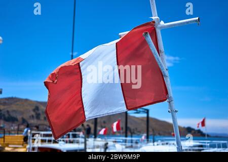 Peru Flagge auf dem Boot Stockfoto
