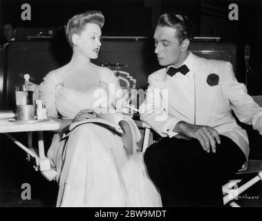 BETTE DAVIS und PAUL HENRIED am Set offen während der Dreharbeiten des JETZT VOYAGER 1942 Regisseur IRVING RAPPER Roman Olive Higgins Prouty Warner Bros. Stockfoto