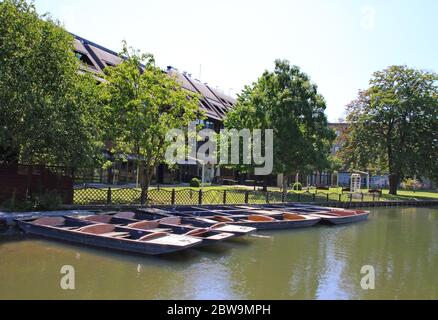 Cambridge, Großbritannien. Mai 2020. An der Mill Lane Punt Station am River Cam stehen Punt-Stunts leer und untätig.Cambridge, eine Stadt, die für ihre Punt-Stunts berühmt ist, kann Touristen nach den aktuellen Regierungsrichtlinien nicht den Service anbieten. Scudamores, die größte Punt Hire Company der Stadt, hat den Betrieb eingestellt und die vielen Punt-Stationen der Stadt stehen aufgrund der Coronavirus-Pandemie ungenutzt. Quelle: SOPA Images Limited/Alamy Live News Stockfoto