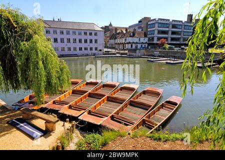 Cambridge, Großbritannien. Mai 2020. An der Mill Lane Punt Station am River Cam stehen Punt-Stunts leer und untätig.Cambridge, eine Stadt, die für ihre Punt-Stunts berühmt ist, kann Touristen nach den aktuellen Regierungsrichtlinien nicht den Service anbieten. Scudamores, die größte Punt Hire Company der Stadt, hat den Betrieb eingestellt und die vielen Punt-Stationen der Stadt stehen aufgrund der Coronavirus-Pandemie ungenutzt. Quelle: SOPA Images Limited/Alamy Live News Stockfoto