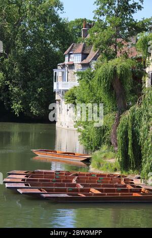 Cambridge, Großbritannien. Mai 2020. An der Mill Lane Punt Station am River Cam stehen Punt-Stunts leer und untätig.Cambridge, eine Stadt, die für ihre Punt-Stunts berühmt ist, kann Touristen nach den aktuellen Regierungsrichtlinien nicht den Service anbieten. Scudamores, die größte Punt Hire Company der Stadt, hat den Betrieb eingestellt und die vielen Punt-Stationen der Stadt stehen aufgrund der Coronavirus-Pandemie ungenutzt. Quelle: SOPA Images Limited/Alamy Live News Stockfoto