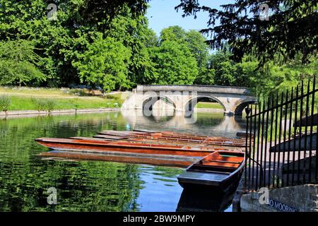 Cambridge, Großbritannien. Mai 2020. An der Mill Lane Punt Station am River Cam stehen Punt-Stunts leer und untätig.Cambridge, eine Stadt, die für ihre Punt-Stunts berühmt ist, kann Touristen nach den aktuellen Regierungsrichtlinien nicht den Service anbieten. Scudamores, die größte Punt Hire Company der Stadt, hat den Betrieb eingestellt und die vielen Punt-Stationen der Stadt stehen aufgrund der Coronavirus-Pandemie ungenutzt. Quelle: SOPA Images Limited/Alamy Live News Stockfoto