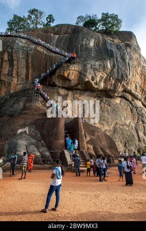 Ein Strom von Menschen erklimmen die Treppe von der Lion Platform zum Gipfel des Sigiriya Rock in Zentral Sri Lanka. Stockfoto