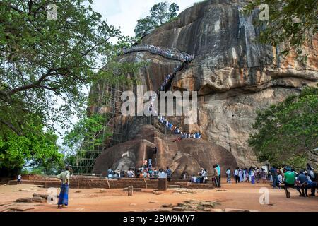 Ein Strom von Menschen erklimmen die Treppe von der Löwenplattform zum Gipfel der Sigiriya Rock Fortress im Zentrum Sri Lankas. Stockfoto