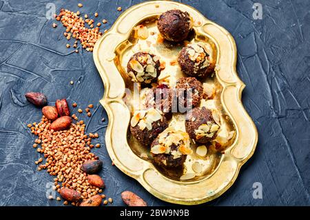 Hausgemachte Süßigkeiten oder Trüffel aus grünem Buchweizen. Stockfoto