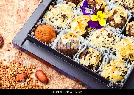 Süßigkeiten oder Süßigkeiten aus grünem Buchweizen.hausgemachte vegane Schokoladentrüffel. Stockfoto