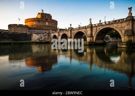 Rom, Latium, Italien, Europa. Blick auf die Ponte Sant'Angelo und dem Castel Sant'Angelo. Stockfoto