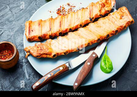 Leckeres Schweinefleisch oder geräucherte Schweinerippchen. Stockfoto