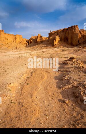 Die orangen Felsen von Bayan Zag, bekannt als die Flaming Cliffs in der Wüste Gobi, Mongolei, wo wichtige Dinosaurierfossilien gefunden wurden, Mongolei, Asien. Stockfoto