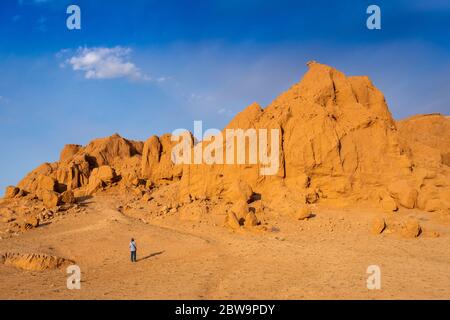 Die orangen Felsen von Bayan Zag, bekannt als die Flaming Cliffs in der Wüste Gobi, Mongolei, wo wichtige Dinosaurierfossilien gefunden wurden, Mongolei, Asien. Stockfoto