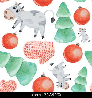 Nahtloses Muster für das neue Jahr 2021 von Aquarell isoliert auf weißem Hintergrund gemalt. Stier, Ball, Baum und Fäustlinge Stockfoto