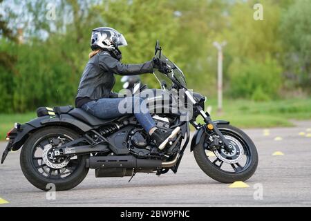 25-05-2020 Riga, Lettland. Motorradfahrer fährt auf Straße, Vorderansicht, Nahaufnahme. Stockfoto