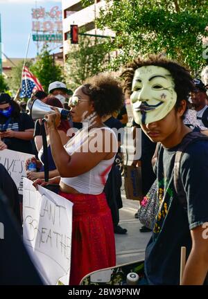 30. Mai 2020 Las Vegas, Nevada - EINE vielfältige Menschenmenge zeigt sich für eine große Kundgebung, um gegen Polizeibrutalität und den Tod von George Floyd in Minneapolis Minnesota zu protestieren, begann die Kundgebung im Downtown Container Park an der Fremont Street und ging weiter in die Innenstadt von Las Vegas, Nevada - Fotoregeln: Ken Howard/Alamy Stockfoto