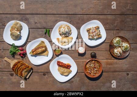 Von oben gesehen gab es eine Auswahl an mexikanischen Gerichten wie Tacos, Enchiladas, Pozole, Birria, Tamal, Salsa, Sopes Stockfoto