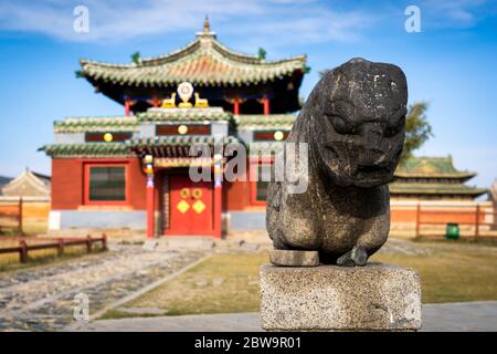 Kleine Statue vor dem Dalai Lama Tempel in Erdene Zuu, Kharkhorin, Ovorkhangai Provinz, Orkhon Tal, Mongolei, Mongolisch, Asien, Asiatisch. Stockfoto