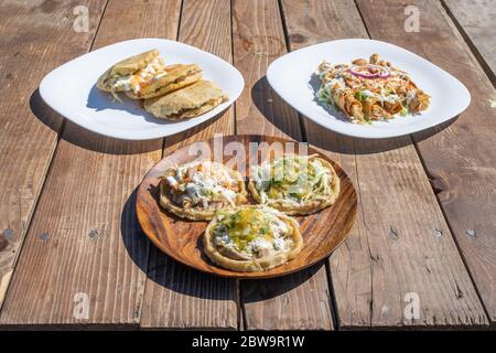 Auswahl an mexikanischen Speisen. Sopes, Tacos, gorditas gefüllt. Stockfoto