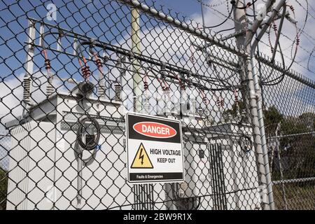 Hochspannungsstromumspannwerk umgeben von Zaun außerhalb Inverloch Victoria Australien Stockfoto