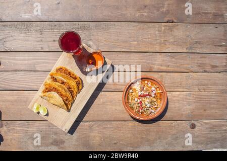 Blick auf das mexikanische Essen mit Tacos und Pozole Stockfoto