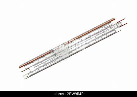 Vintage antikes Dia-Lineal, logarithmische Skala. Logarithmisches Lineal für mathematische Berechnungen auf weißem Hintergrund isoliert. Stockfoto