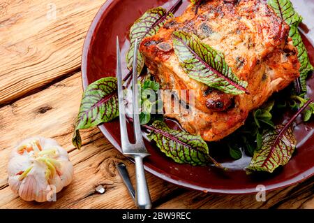 Leckeres Lendenfleisch mit Sauerampfer und Speck gefüllt Stockfoto