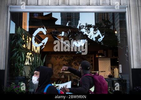 Chicago, IL, USA. Mai 2020. Plünderungen und Ausschreitungen in der Innenstadt von Chicago. Am zweiten Tag des Protests des Todes von George Floyd in den Händen der Minneapolis-Polizei. Kredit: Rick Majewski/ZUMA Wire/Alamy Live News Stockfoto